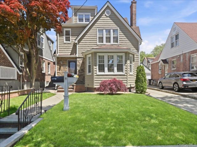  4 BR,  3.00 BTH &nbsp;Other style home in Bayside