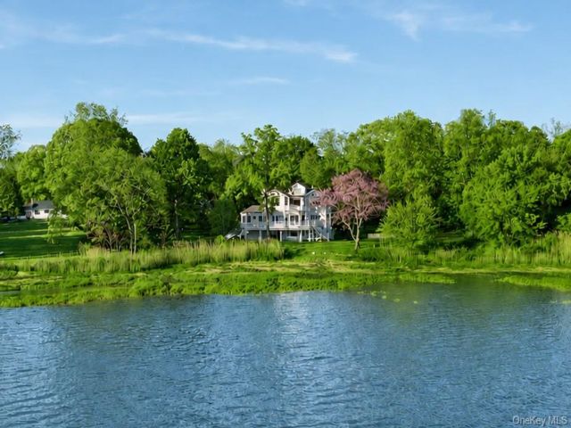  4 BR,  3.00 BTH &nbsp;Colonial style home in Setauket