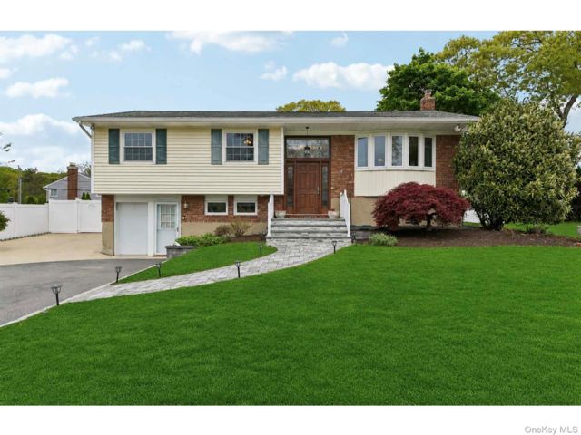  4 BR,  2.00 BTH &nbsp;Hi ranch style home in Smithtown