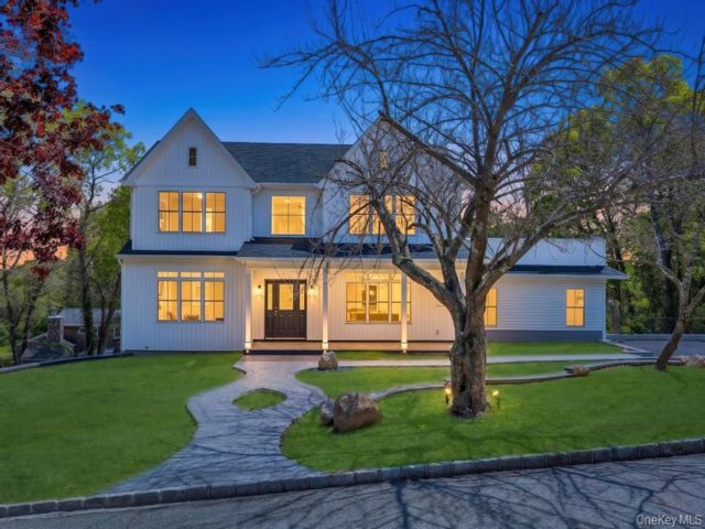  4 BR,  4.00 BTH &nbsp;Farmhouse style home in Farmingville