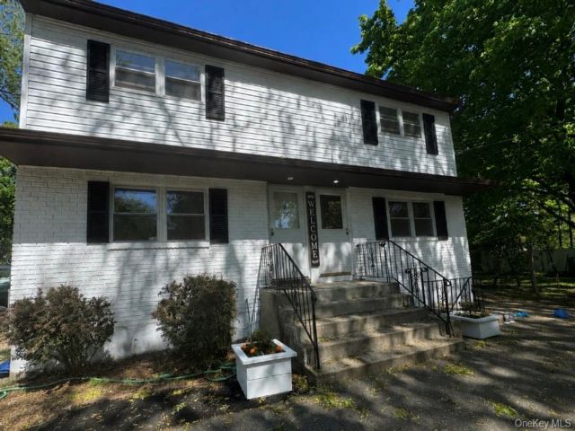  2 BR,  2.00 BTH &nbsp;Colonial style home in East Northport