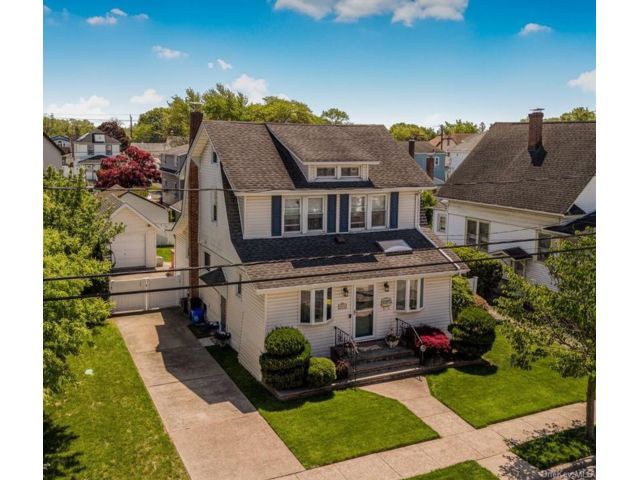  3 BR,  2.00 BTH &nbsp;Colonial style home in Valley Stream