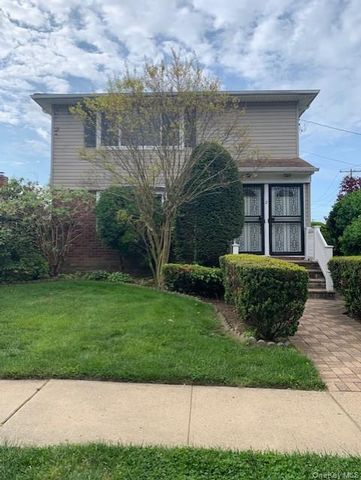  3 BR,  1.00 BTH &nbsp;Colonial style home in Hempstead