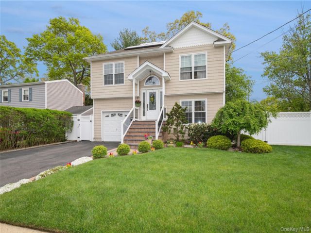  4 BR,  3.00 BTH &nbsp;Hi ranch style home in Massapequa