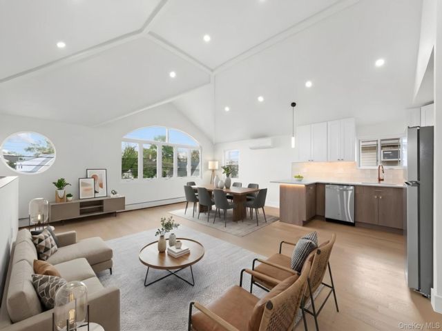  7 BR,  6.00 BTH &nbsp;House style home in Rosedale