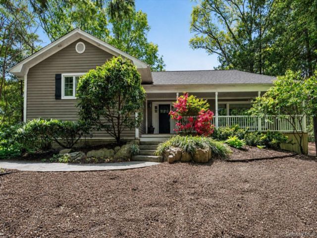  4 BR,  4.00 BTH &nbsp;Other style home in Dix Hills