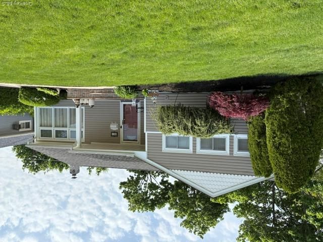  3 BR,  2.00 BTH &nbsp;Exp ranch style home in East Meadow