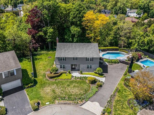  5 BR,  4.00 BTH &nbsp;Colonial style home in Bayville
