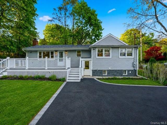  4 BR,  3.00 BTH &nbsp;Ranch style home in Huntington