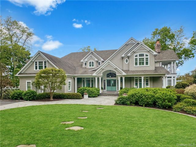  5 BR, 10.00 BTH &nbsp;Colonial style home in Nissequogue