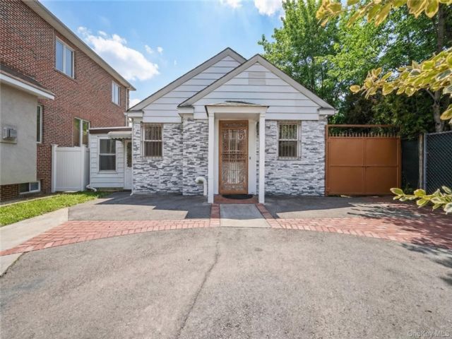  3 BR,  2.00 BTH &nbsp;Hi ranch style home in Flushing
