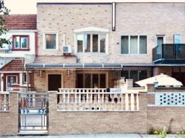  3 BR,  3.00 BTH &nbsp;House style home in Rego Park