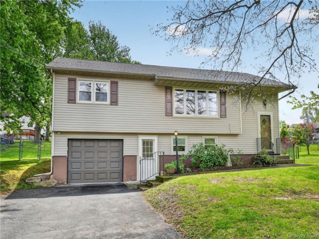  4 BR,  2.00 BTH &nbsp;Raised ranch style home in Newburgh