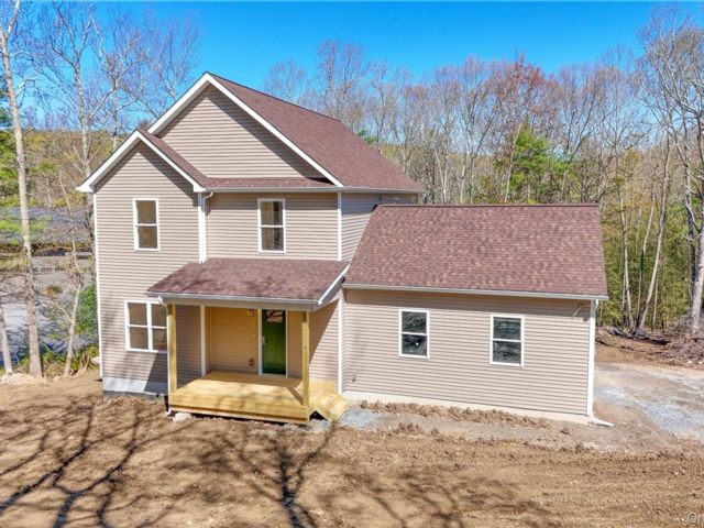  4 BR,  3.00 BTH &nbsp;Colonial style home in Wurtsboro