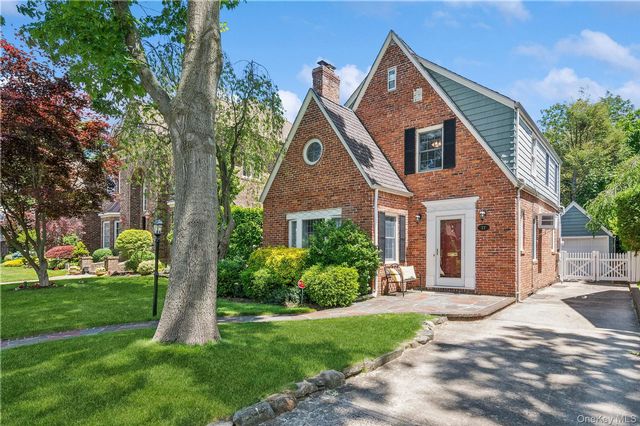  3 BR,  3.00 BTH &nbsp;Colonial style home in Garden City
