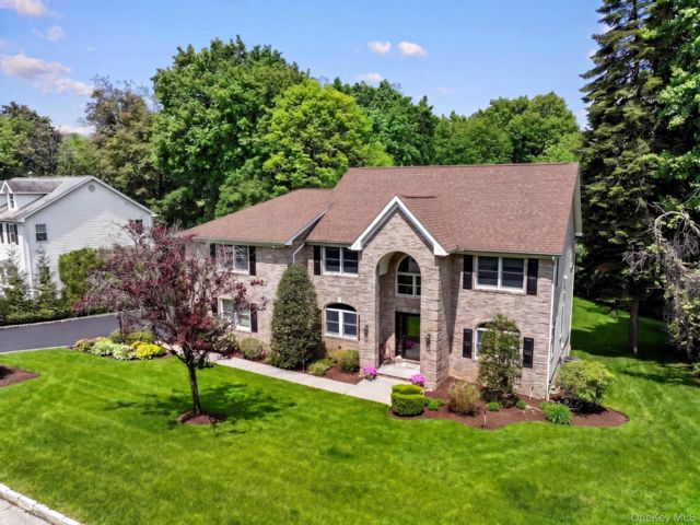  4 BR,  4.00 BTH &nbsp;Colonial style home in White Plains