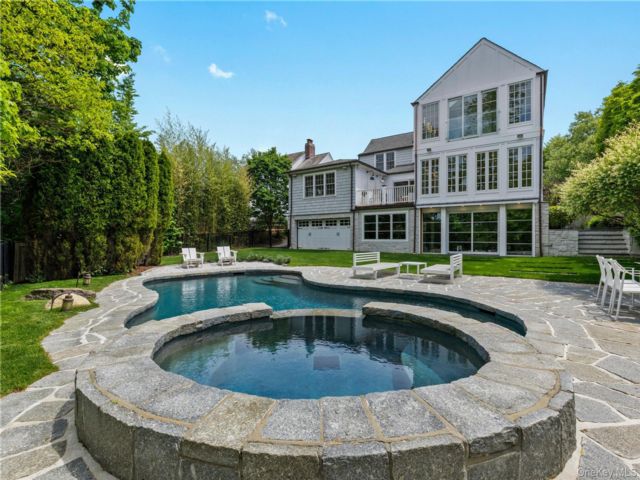  5 BR,  5.00 BTH &nbsp;Colonial style home in Mamaroneck