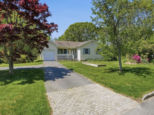  3 BR,  2.00 BTH &nbsp;Ranch style home in Aquebogue