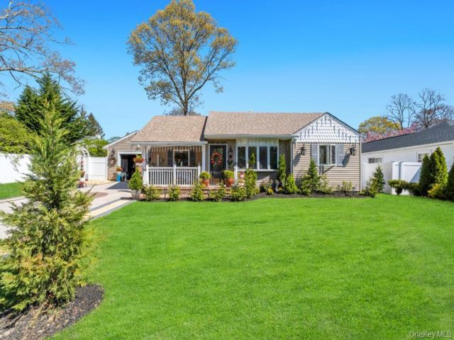  3 BR,  2.00 BTH &nbsp;Ranch style home in Patchogue