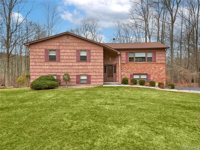  3 BR,  3.00 BTH &nbsp;Raised ranch style home in Ossining