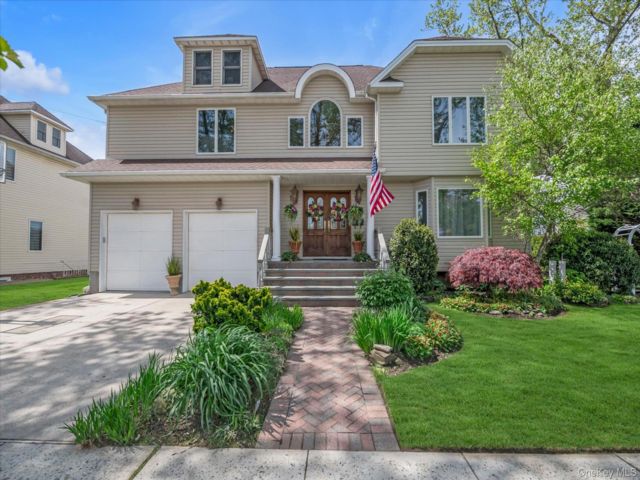  4 BR,  3.00 BTH &nbsp;Colonial style home in Lynbrook