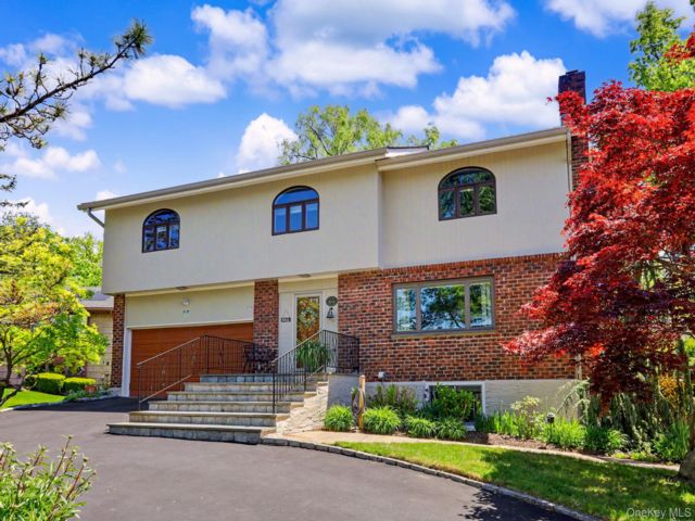  5 BR,  5.00 BTH &nbsp;Colonial style home in New Rochelle