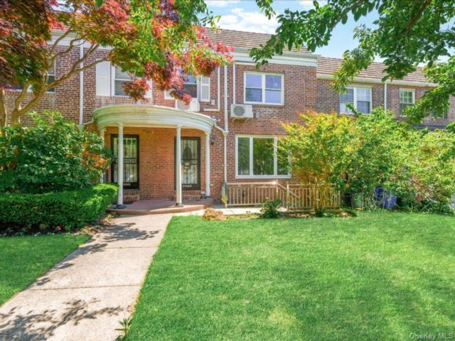  3 BR,  4.00 BTH &nbsp;House style home in Forest Hills