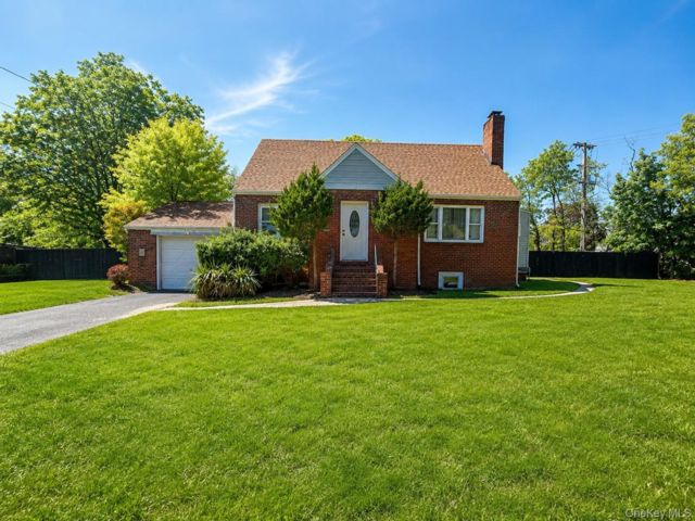  3 BR,  1.00 BTH &nbsp;Exp cape style home in Central Islip