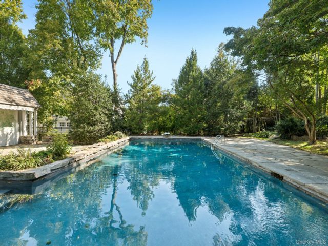  5 BR,  5.00 BTH &nbsp;Tudor style home in Manhasset