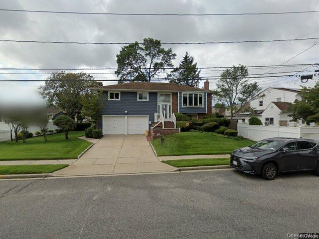  3 BR,  2.00 BTH &nbsp;Hi ranch style home in Farmingdale