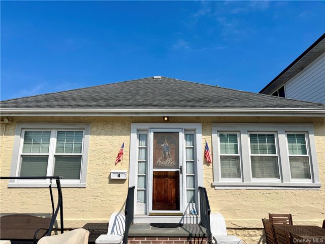  3 BR,  2.00 BTH &nbsp;Cottage style home in Long Beach