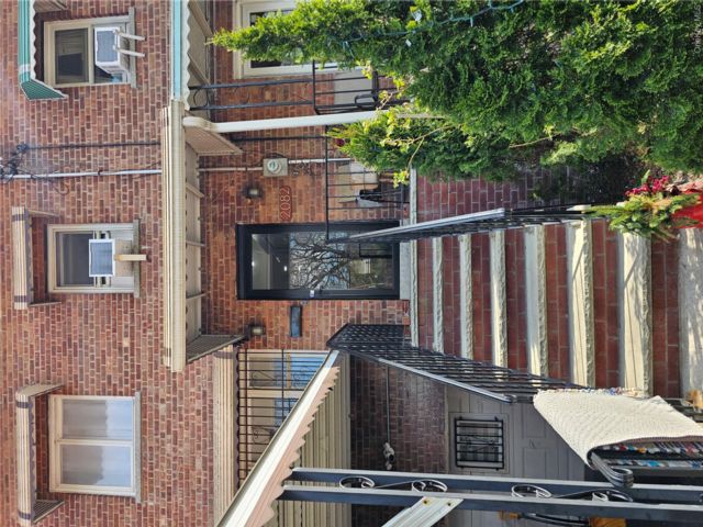  3 BR,  2.00 BTH &nbsp;House style home in Wakefield