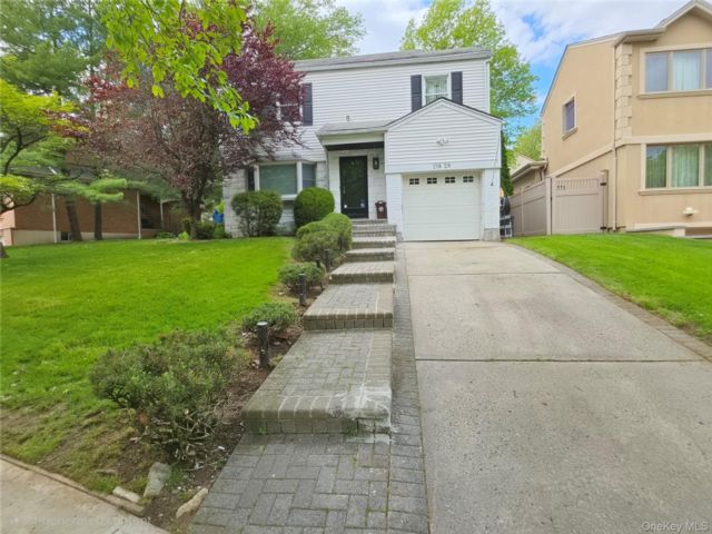  3 BR,  3.00 BTH &nbsp;Colonial style home in Hollis Hills