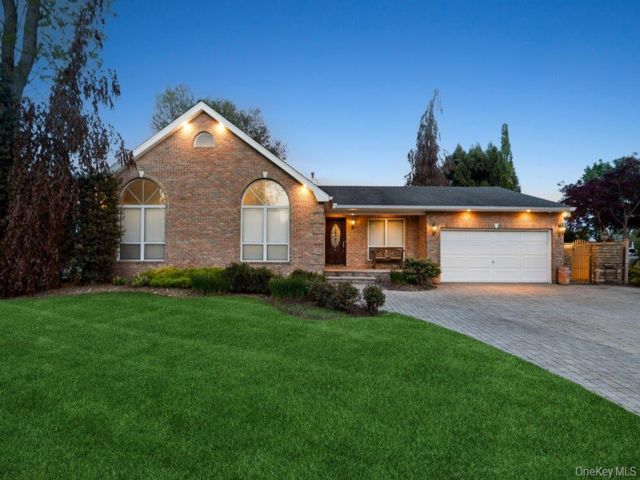  4 BR,  4.00 BTH &nbsp;Exp ranch style home in Deer Park