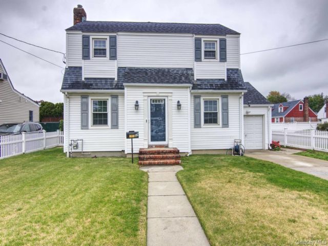  3 BR,  1.00 BTH &nbsp;Colonial style home in Valley Stream