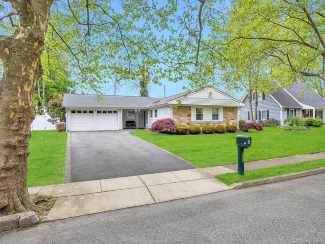  3 BR,  2.00 BTH &nbsp;Ranch style home in Lake Grove