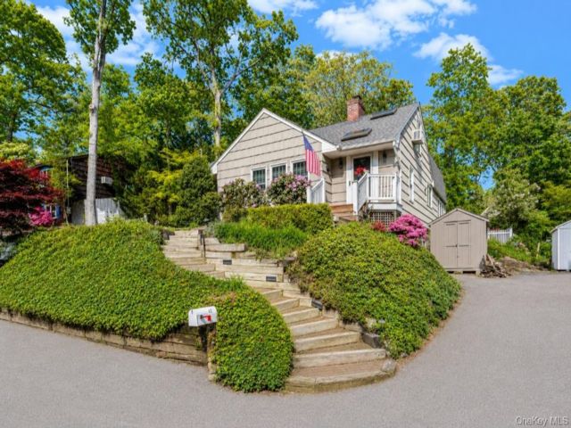  3 BR,  4.00 BTH &nbsp;Raised ranch style home in Huntington