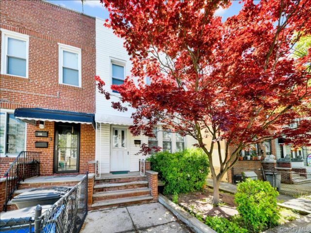  3 BR,  2.00 BTH &nbsp;House style home in Throggs Neck