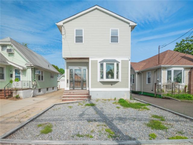  5 BR,  3.00 BTH &nbsp;Colonial style home in Rosedale