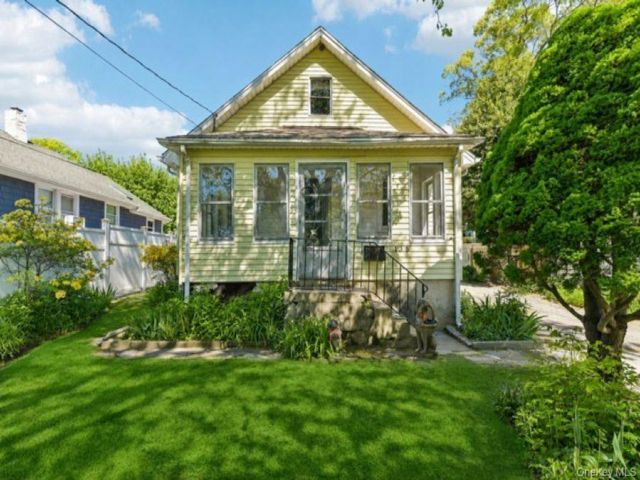  2 BR,  1.00 BTH &nbsp;Craftsman style home in Huntington Station