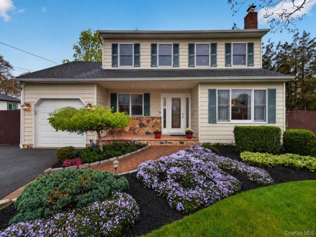  4 BR,  3.00 BTH &nbsp;Colonial style home in Ronkonkoma