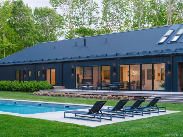  4 BR,  5.00 BTH &nbsp;Modern style home in Cutchogue