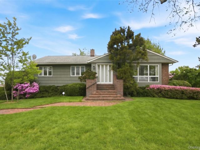  3 BR,  3.00 BTH &nbsp;Ranch style home in New Rochelle