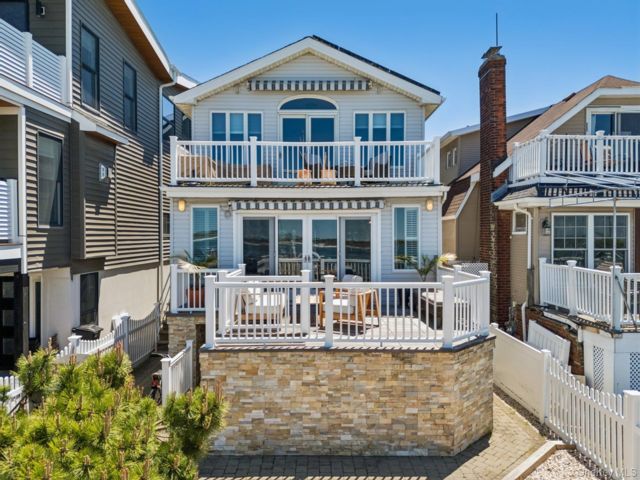 4 BR,  4.00 BTH &nbsp;Colonial style home in Long Beach