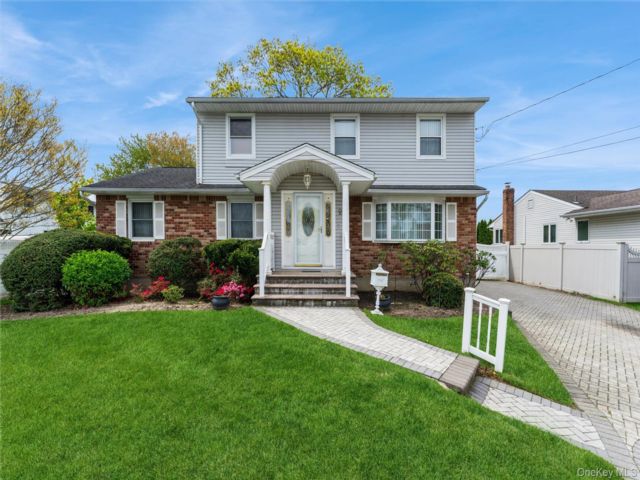  6 BR,  2.00 BTH &nbsp;Exp cape style home in Farmingdale