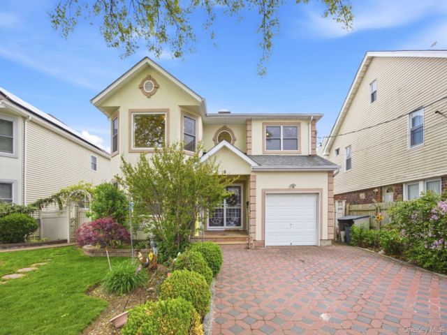  4 BR,  3.00 BTH &nbsp;Colonial style home in New Hyde Park
