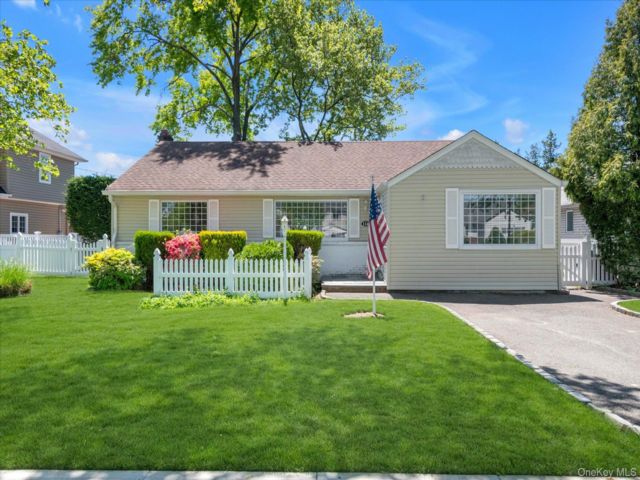  3 BR,  1.00 BTH &nbsp;Ranch style home in New Hyde Park