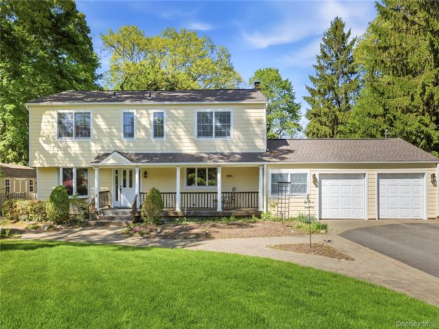  4 BR,  3.00 BTH &nbsp;Colonial style home in East Setauket