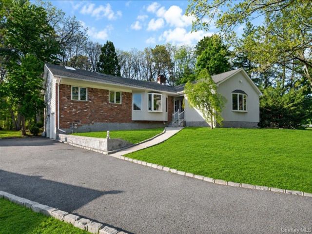  4 BR,  4.00 BTH &nbsp;Exp ranch style home in Dix Hills