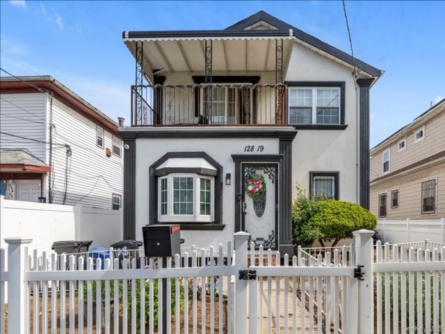 5 BR,  3.00 BTH &nbsp;House style home in South Ozone Park